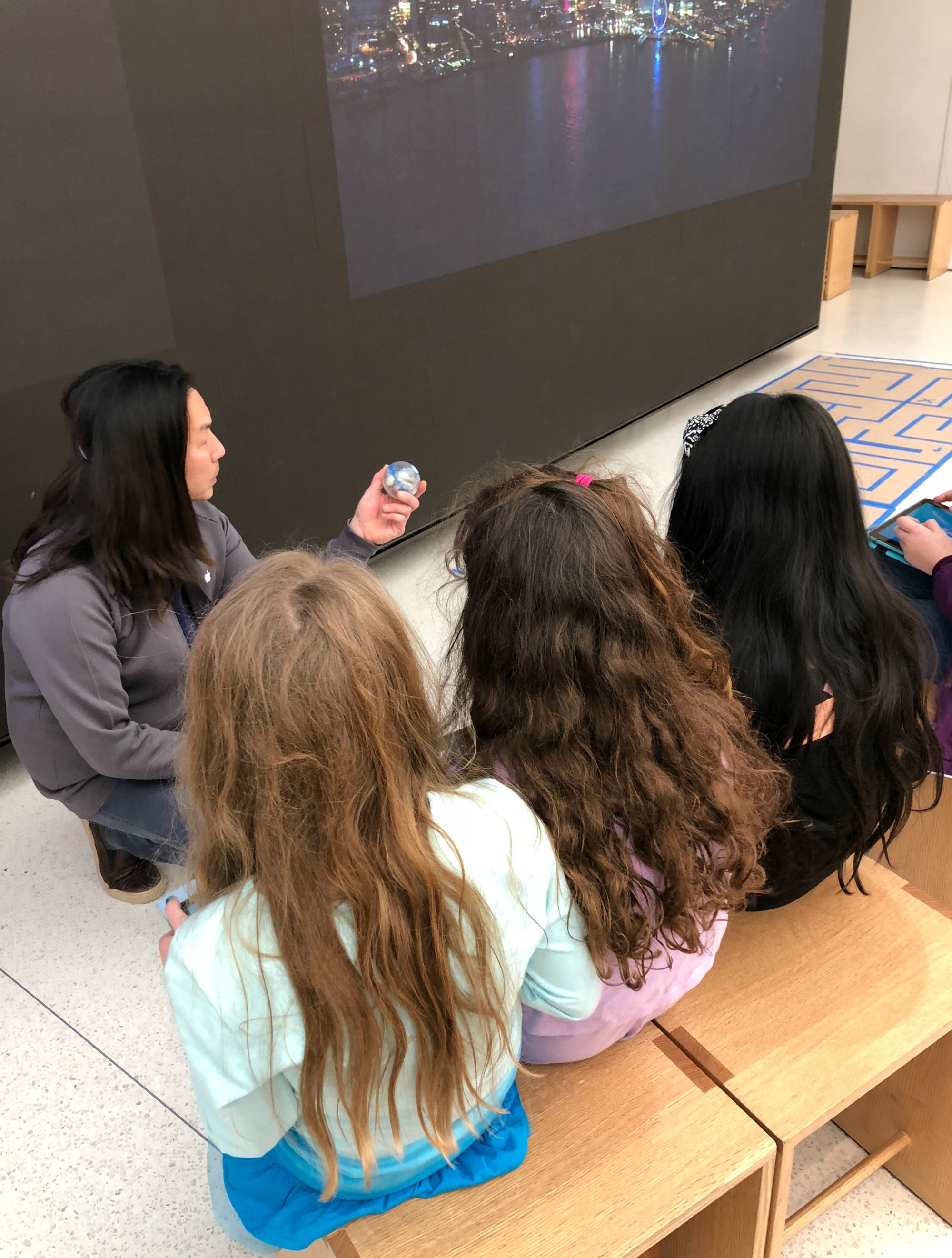 Girl scouts Apple Store